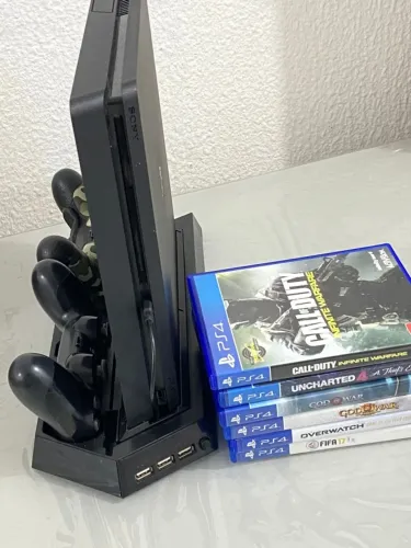 PS4 Slim 500GB + 2 Controles (1 Pro) + 6 Jogos + Suporte com Ventilação
