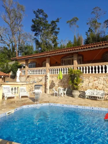 Chácara à venda em Jacareí com 7700m² e 1500m² de área construída, possui 2 casas, lazer c