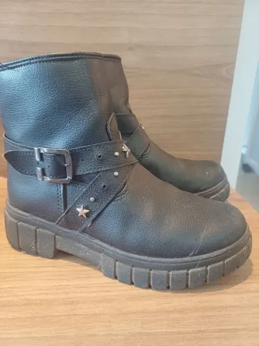 Bota infantil preta com detalhes