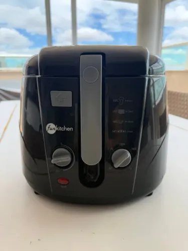 Fritadeira Elétrica  Fun Kitchen ( com óleo ) - 1,5L - Semi Nova