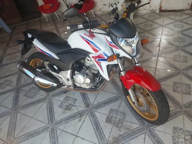 Moto CB 300 215 branca 