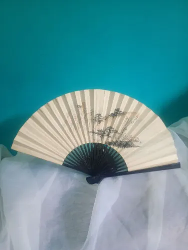 Antigo leque japonês em papel pintado a mão <br>