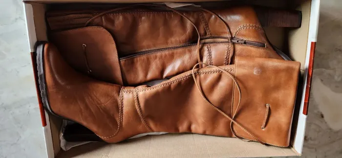 Botas de Couro Marrom - Elegância e Conforto