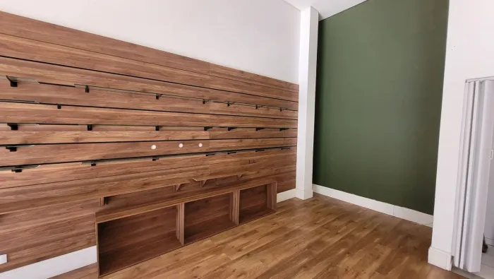 9Conjunto de prateleiras moduladas em madeira para loja1-7.70x2.40-2-5.20×2.40 3-2.70×2.30