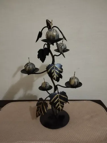 Castiçal de ferro em forma de árvore com cinco velas