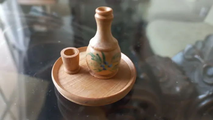 Miniatura em madeira bandeja jarra e copo