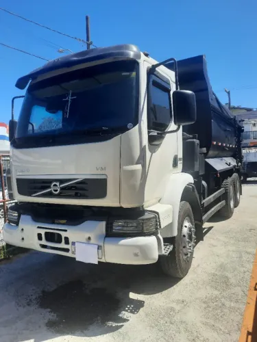 CAMINHÃO VOLVO VM330 2013 6X4 CAÇAMBA BASCULANTE