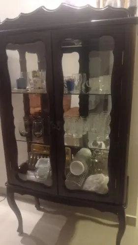 Cristaleira de madeira em bom estado