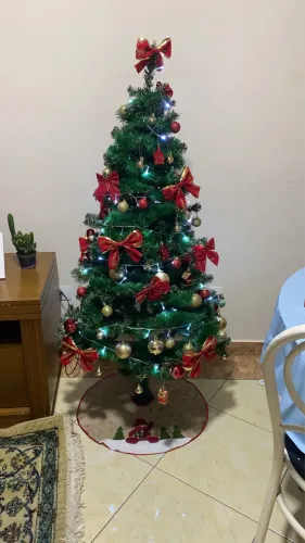 Árvore de Natal, com enfeites.