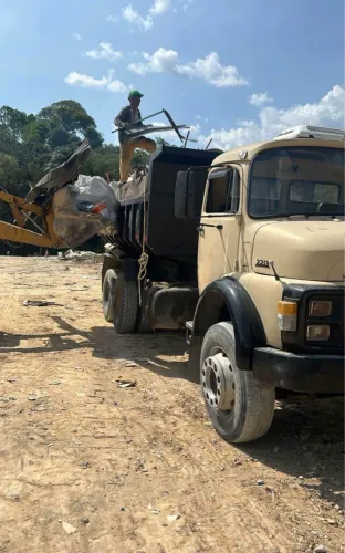 Caçamba 15m3 disponível para diárias