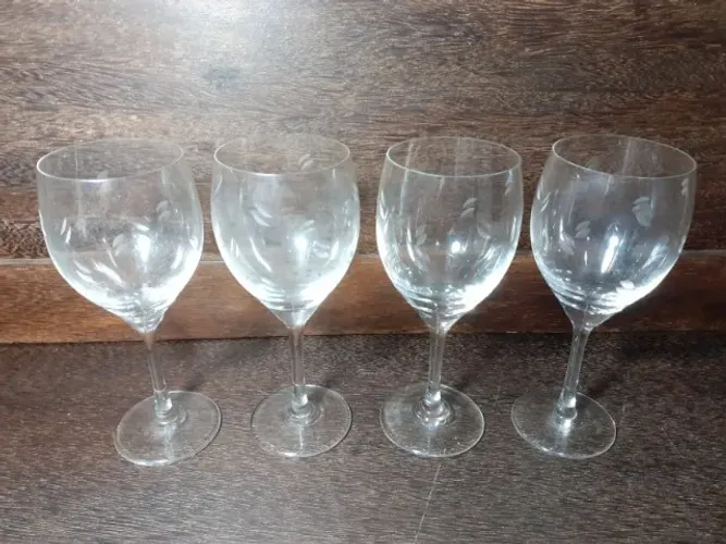Lindas taças com detalhe jateado para vinho