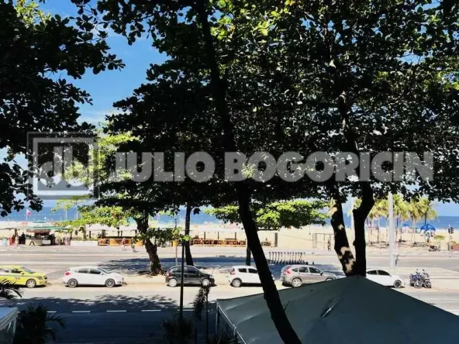 Apartamento à venda no Leme, 4 quartos, 2 salas, vista ao mar.