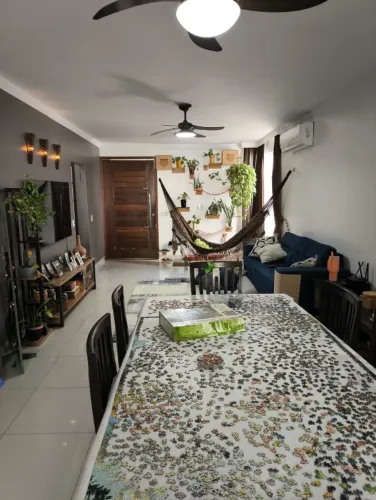 Casa com três suítes no condomínio Vivenda dos Ramalhetes - 201m² 