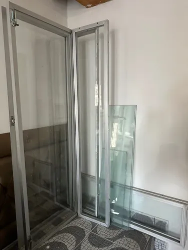 Armário de vidro com 2 portas e 4 Prateleitas.