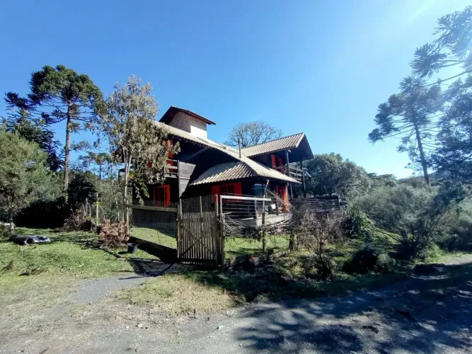 Terreno com duas casas construídas, caverna e cachoeira