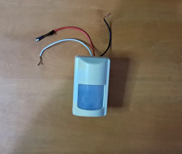 Sensor de presença para segurança residencial - usado