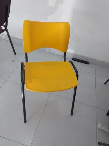 Cadeira Amarela de Plástico