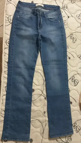 Calça jeans feminina parece nova 