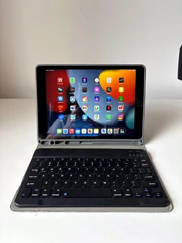 Tablet Apple iPad 9ª geração 64GB Wi-Fi + capa com teclado + caixa