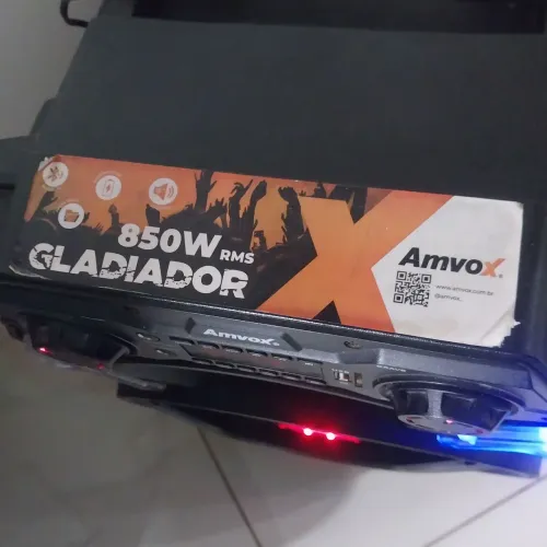 Vende-se caixa de som na marca Amvox 850 wrms no valor de 700 reais não parcela .