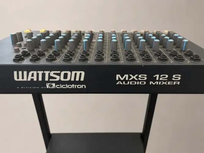 Kit Som Completo: Mesa Wattsom 12E + Potência Leco + Rack Tubular com Rodas