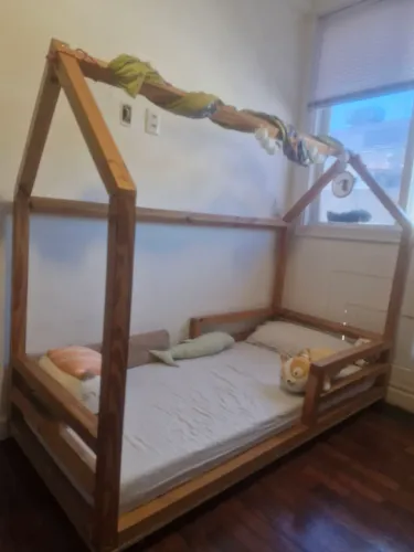 Cama solteiro, tipo casinha.