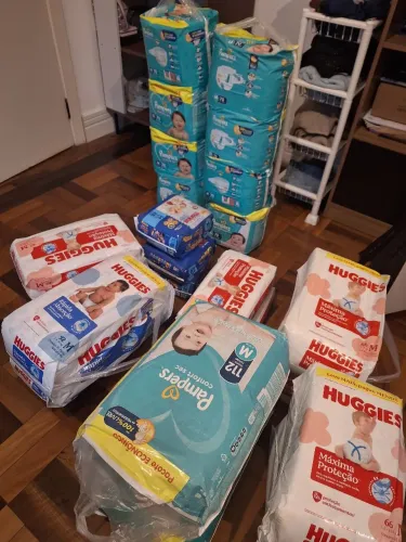 Lote de 1.446 fraldas tamanho M - Huggies, Pampers e Turma da Mônica