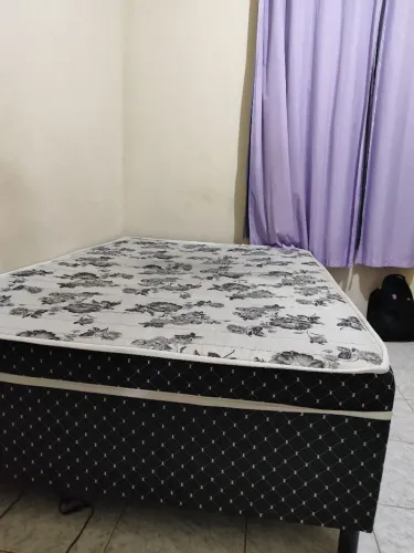 Cama Box Viúva sem colchão com estrado danificado. 