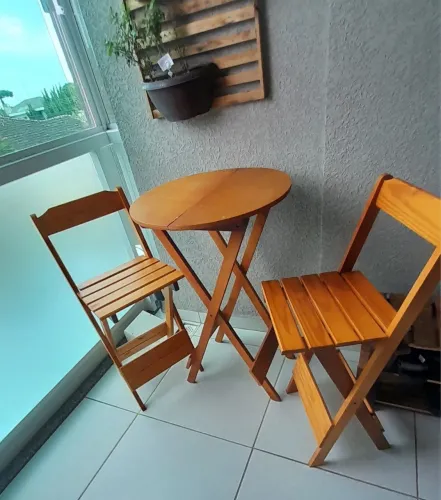 Mesa alta dobrável com duas cadeiras dobráveis
