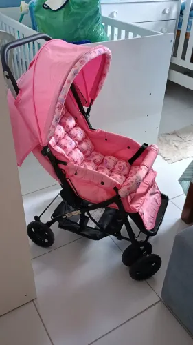 Carrinho de bebê de menina
