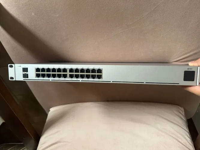 Switch Ubiquiti UniFi USW-24-PoE - 24 Portas Gigabit PoE+