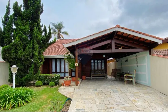 Linda casa de madeira com uma bela e espaçosa área gourmet, localizada no condomínio Aruã