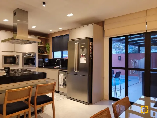 Casa de 4 dormitórios, piscina em ótima localização