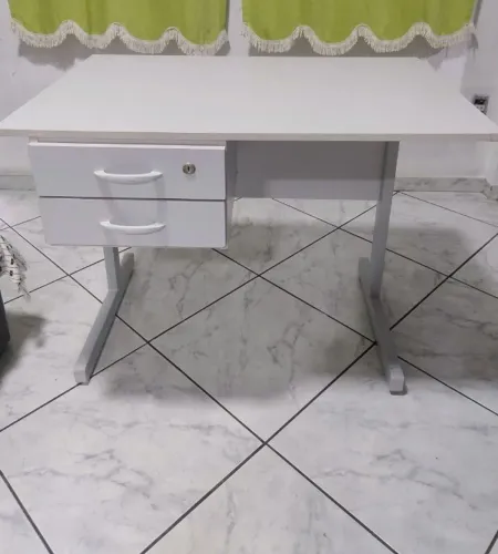 Vendo mesa branca 90x60 cm, com 2 gavetas e chave mas reserva. Ótimo estado. Preço 250 R$
