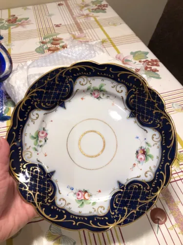 Prato antigo de porcelana azul-cobalto com detalhes em ouro e flores