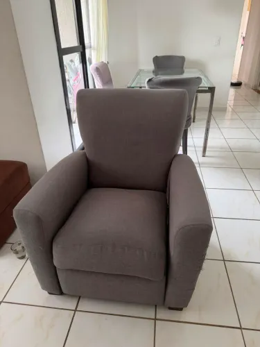 Sofá de 3 lugares + poltrona combinando
