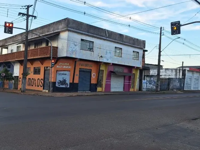IMÓVEL COMERCIAL DE ESQUINA NO CENTRO DE ROLÂNDIA - FRENTE PARA A BR-369