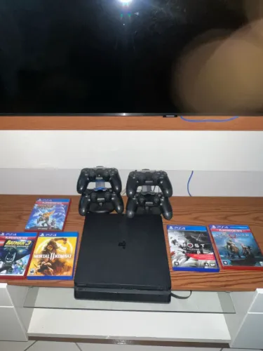 Ps4 slim 1T 4 manetes e 5 jogos