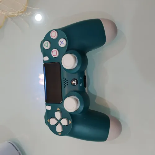 Controle de ps4 similar, com a base