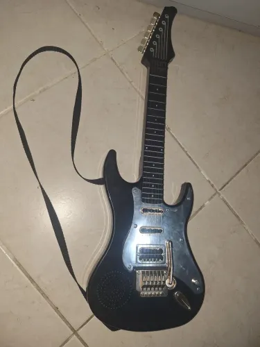 Guitarra de brinquedo eletrônica infantil preta. 