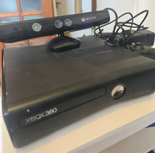 Xbox 360 desbloqueado RGH HD 250gb com jogos, 1 jogo em disco original e Kinect