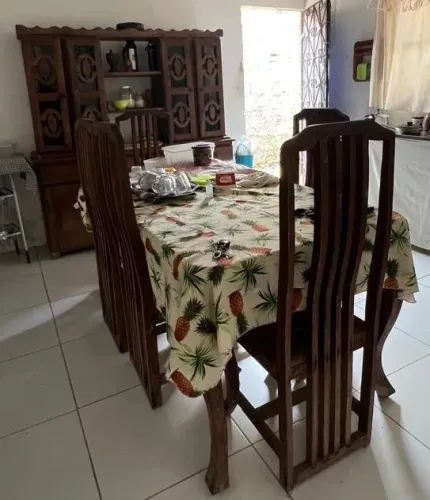 Armário/ Estante / Cristaleira rústica em madeira entalhada eesa em madeira 6 lugares 