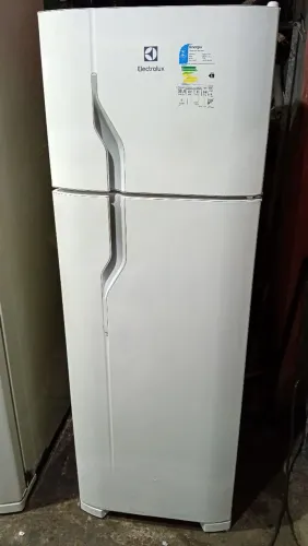Vendo geladeira Electrolux funcionando perfeitamente gelando super bem. Faço a entrega