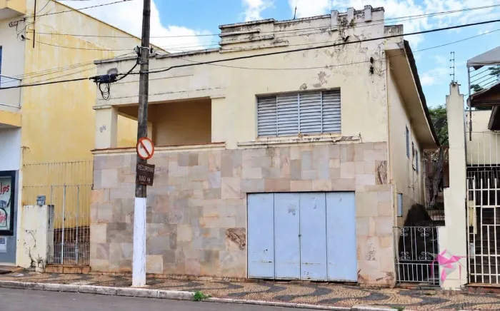 Imóvel Icônico no Centro: Esquina Estratégica com Potencial Residencial e Comercial