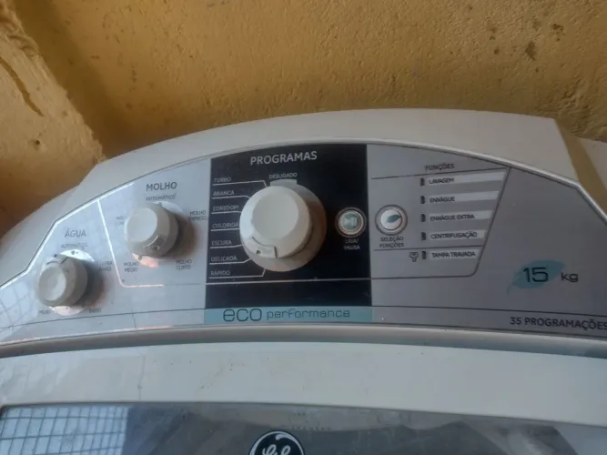 Vendo uma máquina de lavar ela liga mas não centrifuga