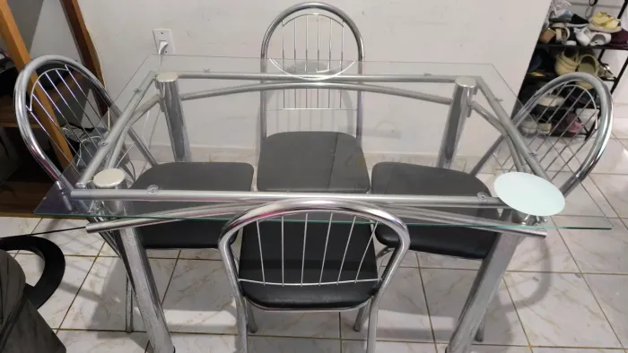 Vende-se mesa de vidro 4 cadeiras