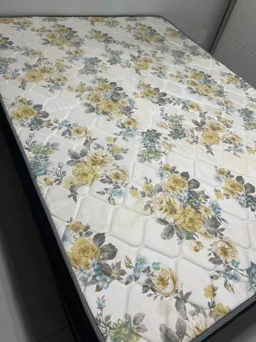 Cama de casal pouco usada