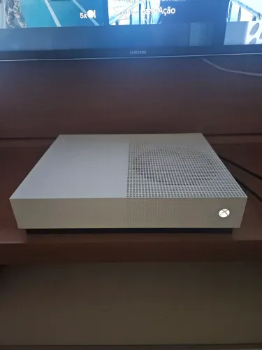  Xbox one S 1 TB de memória Microsoft com 1 controle 