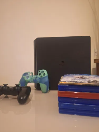 ps4 slim 500GB + um controle com capinha, 40 jogos originais CD+instalado, EXCLENTE ESTADO