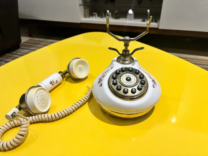 Telefone Retrô em Porcelana Estilo Vintage